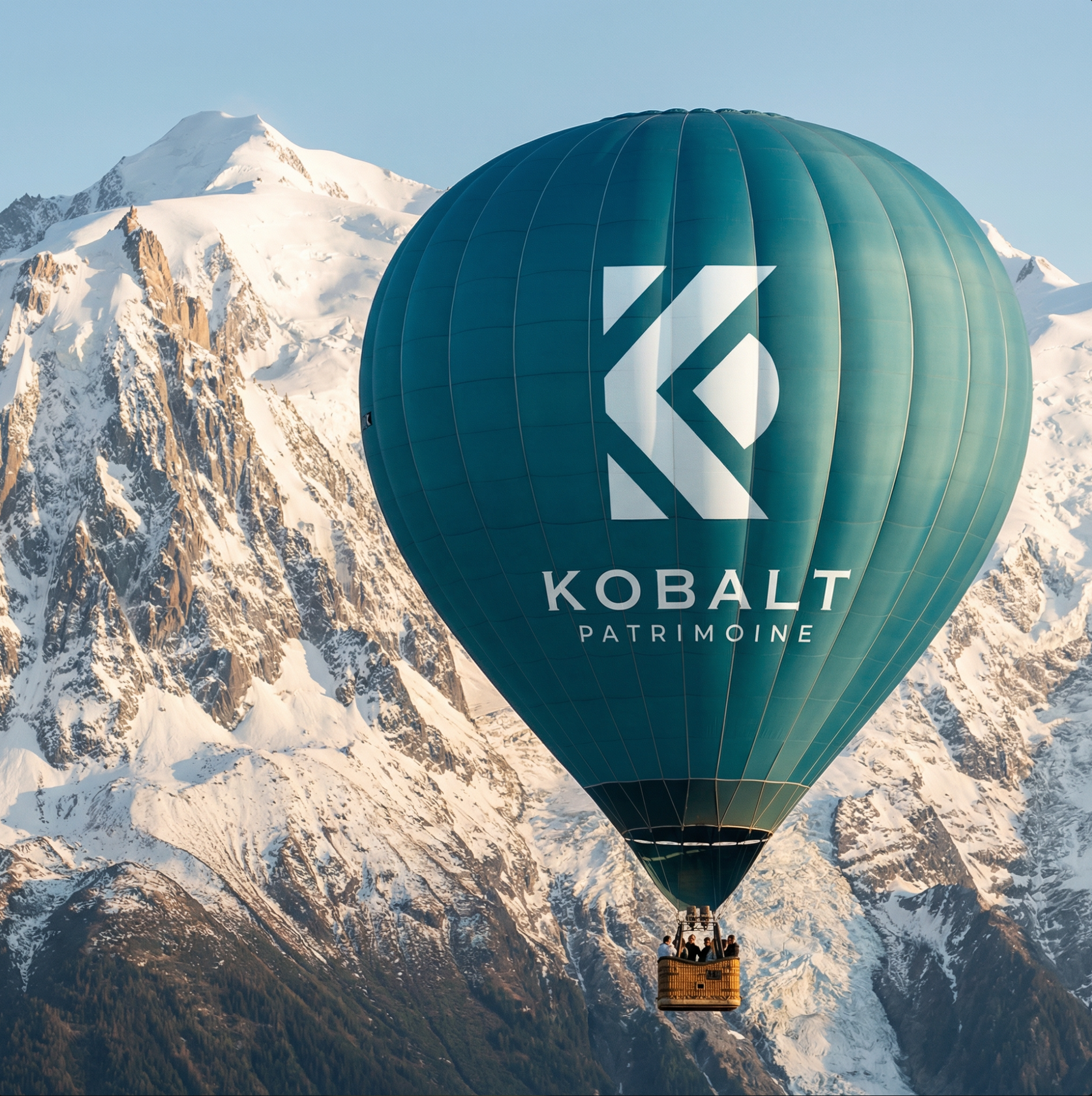 Montgolfière Kobalt Patrimoine survolant les Alpes — vision patrimoniale